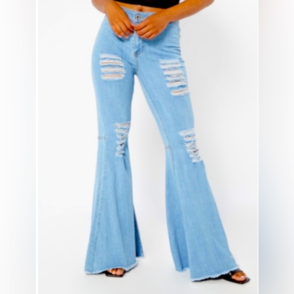 NWT Women’s Mega Flare Distressed Jeans Stretchy Size 3
